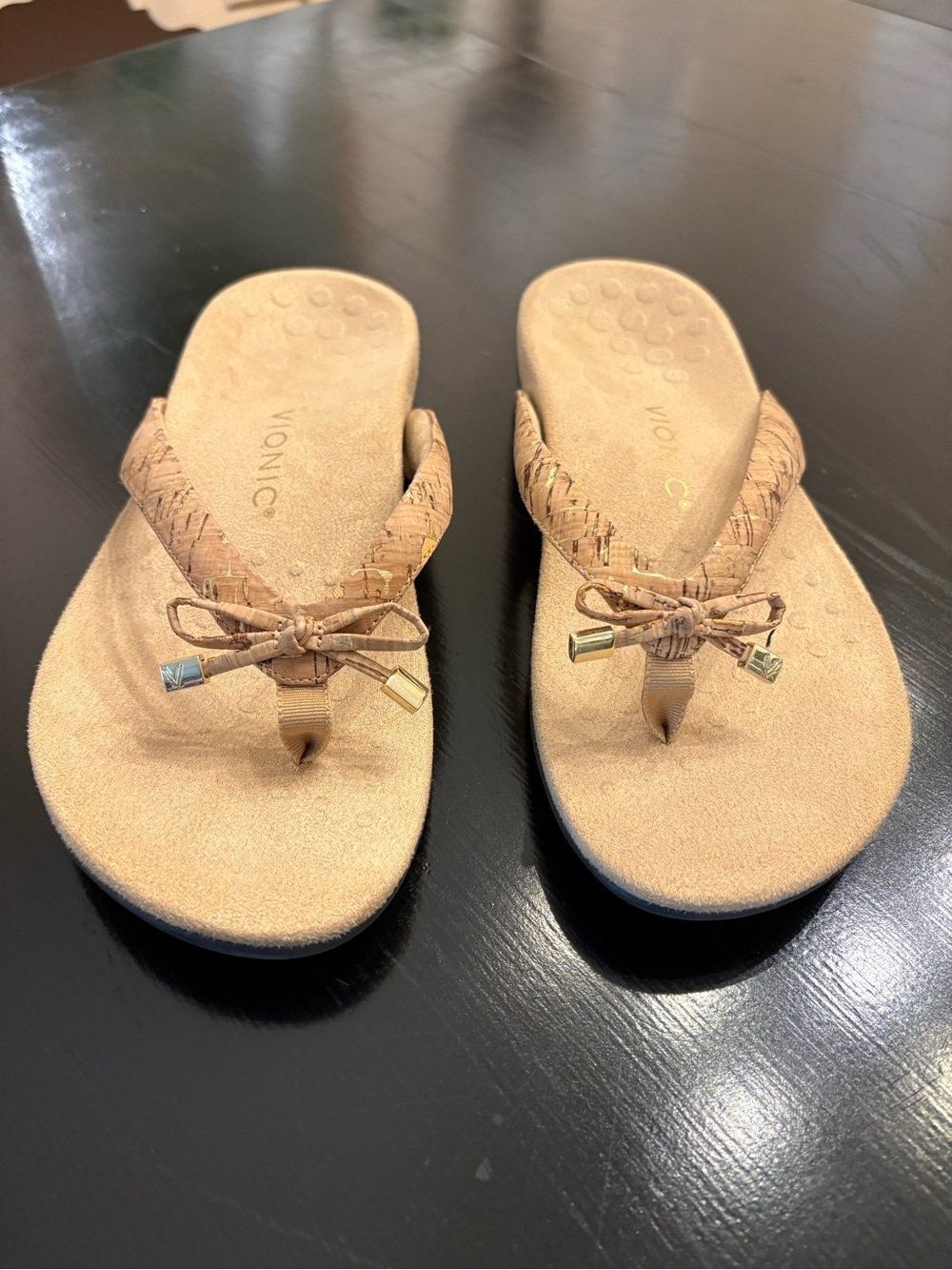 Size 9 WIDE NEW VIONIC SANDALS